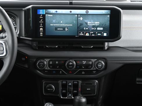 Used 2025 Jeep Wrangler Sahara image 5