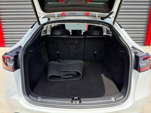 Used 2024 Tesla Model Y Long Range RWD image 19