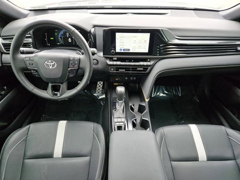 Used 2025 Toyota Camry SE image 12