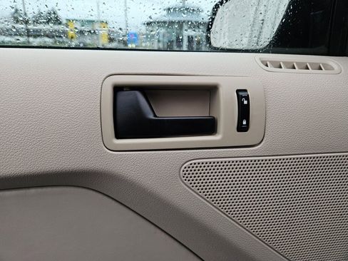 Used 2010 Ford Mustang Convertible image 14