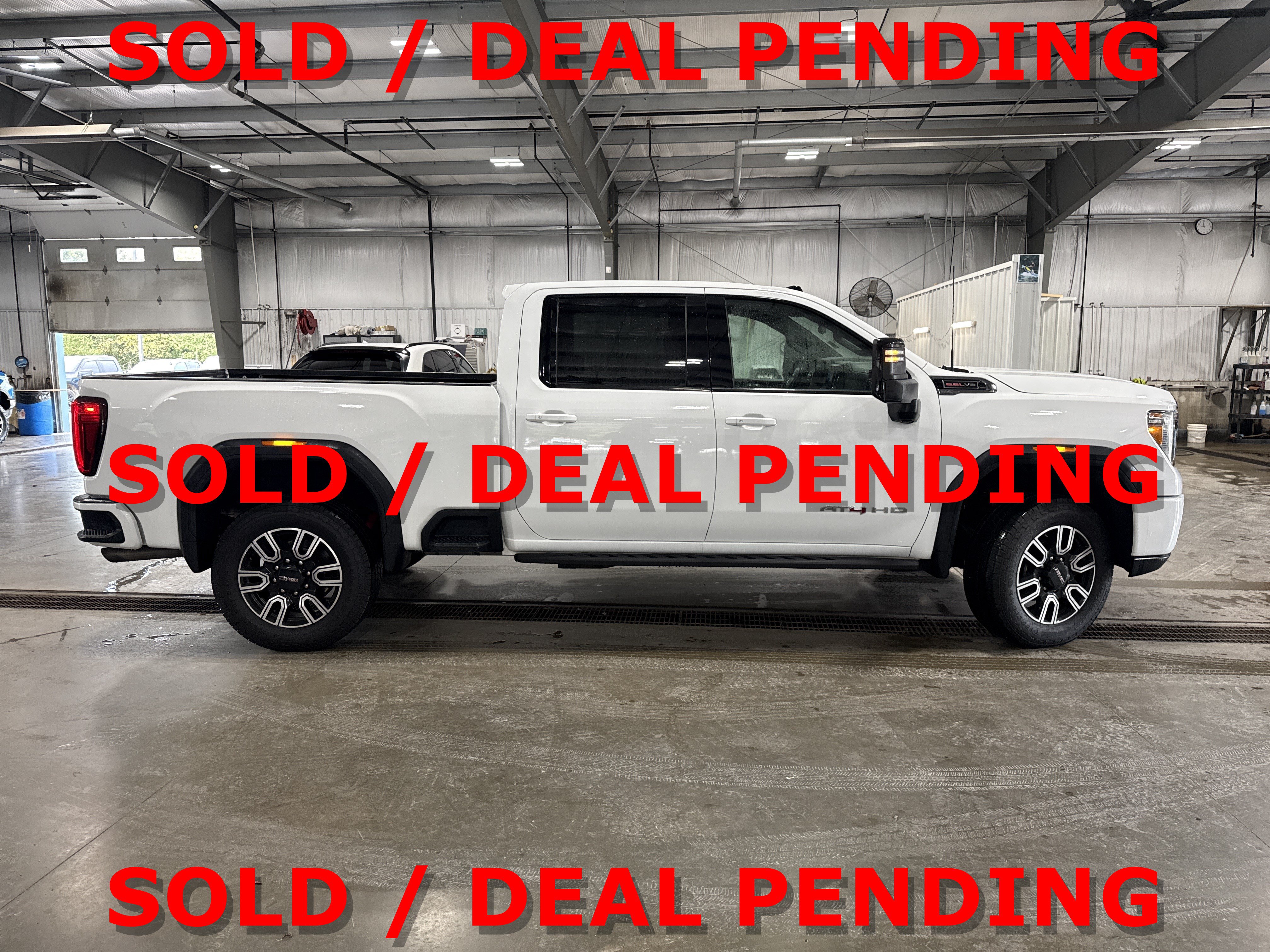 Used 2022 GMC Sierra 2500 AT4 w/ AT4 Premium Plus Package AWD/4WD image 2