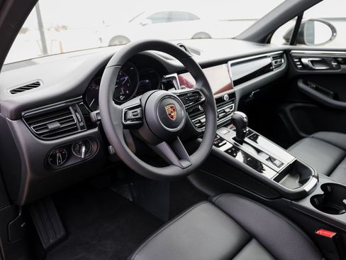 Certified 2026 Porsche Macan AWD/4WD image 4