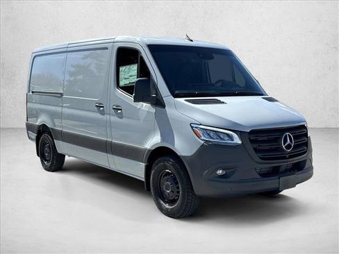 Used 2024 Mercedes-Benz Sprinter 2500 image 3