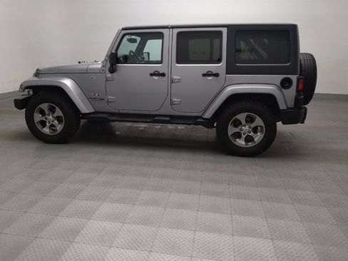 Used 2018 Jeep Wrangler Unlimited Sahara w/ Connectivity Group AWD/4WD image 3
