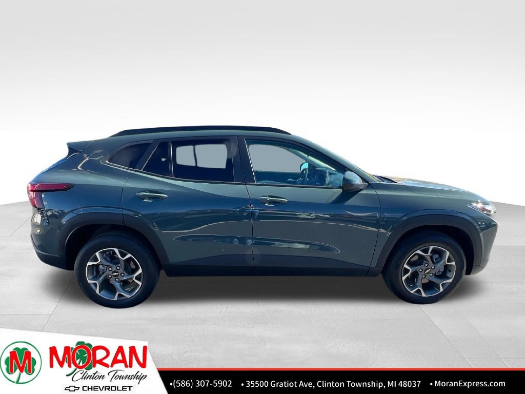 Certified 2025 Chevrolet Trax LT w/ Sunroof Package FWD image 8