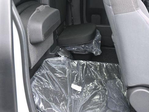 Certified 2025 Nissan Frontier SV image 9