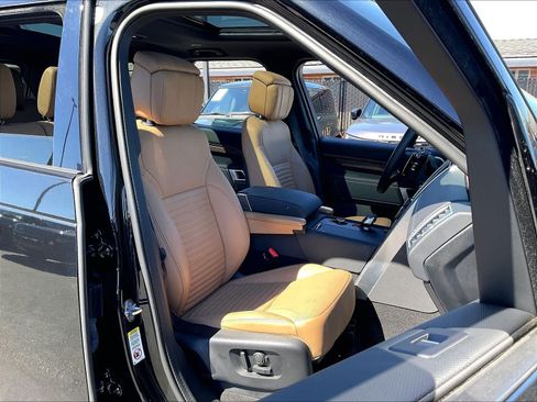 Used 2025 Land Rover Discovery Dynamic SE AWD/4WD image 9