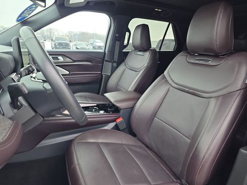 Used 2025 Ford Explorer Platinum image 25