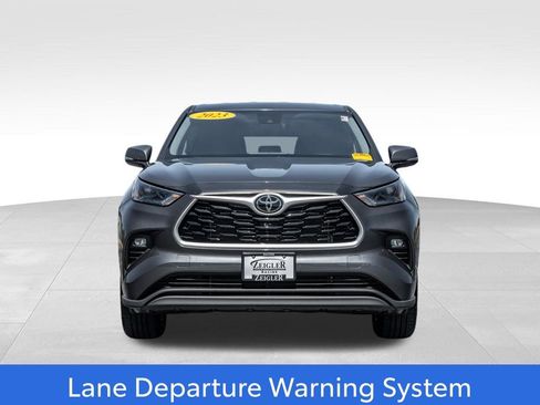 Used 2023 Toyota Highlander LE AWD/4WD image 2