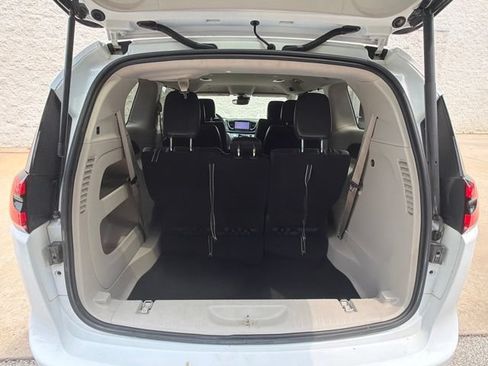 Used 2022 Chrysler Pacifica Touring-L FWD image 12