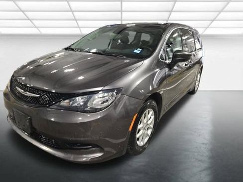 Used 2023 Chrysler Voyager LX image 8