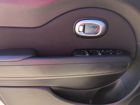 Used 2018 Kia Soul + image 9