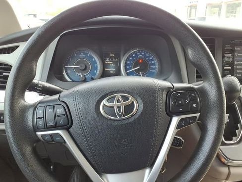 Used 2019 Toyota Sienna LE w/ Carpet Mat Package FWD image 21