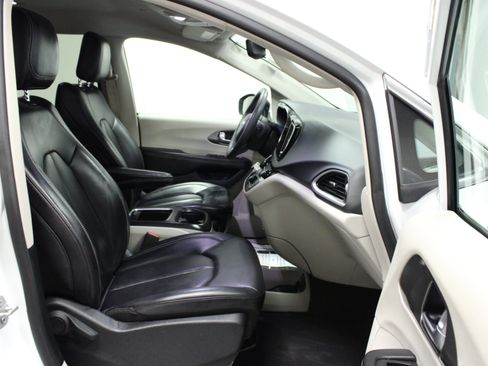 Used 2023 Chrysler Pacifica Touring-L FWD image 17