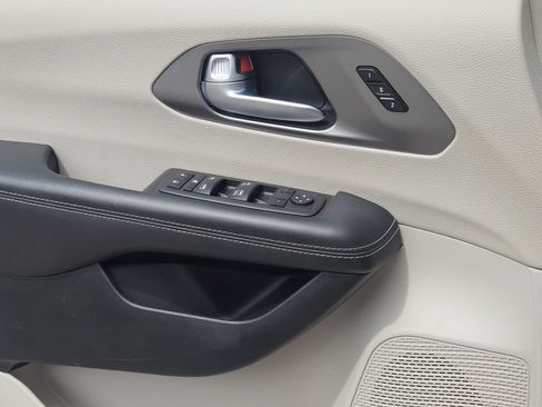 Used 2023 Chrysler Pacifica Touring-L FWD image 17