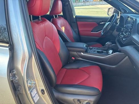 Used 2022 Toyota Highlander XSE image 12
