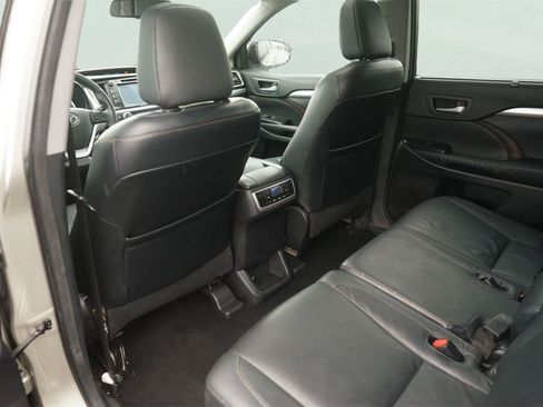 Used 2015 Toyota Highlander XLE FWD image 12