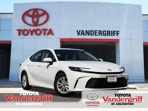 Certified 2025 Toyota Camry LE image 1