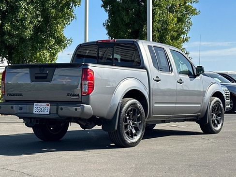 Certified 2021 Nissan Frontier SV w/ Midnight Edition Floor Mats image 4