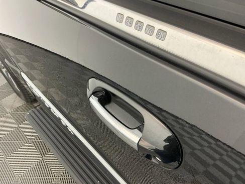 Used 2011 Lincoln Navigator Ultimate image 9