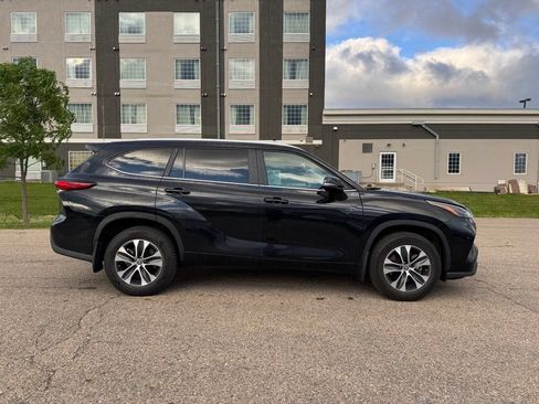 Used 2023 Toyota Highlander XLE AWD/4WD image 14