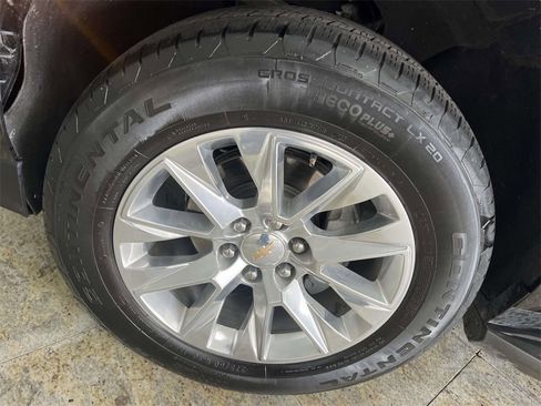 Used 2024 Chevrolet Suburban Premier image 9