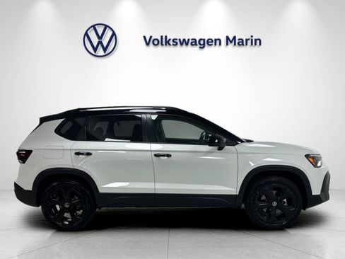 Used 2025 Volkswagen Taos SE AWD/4WD image 6