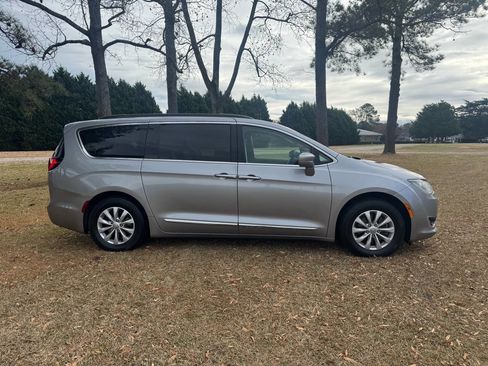 Used 2017 Chrysler Pacifica Touring-L image 6