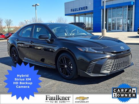 Used 2025 Toyota Camry SE FWD image 1