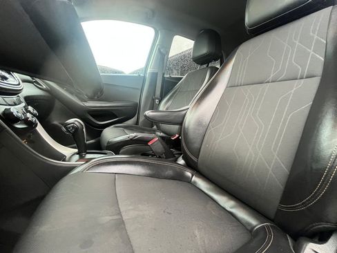 Used 2020 Chevrolet Trax LT w/ LT Convenience Package FWD image 23