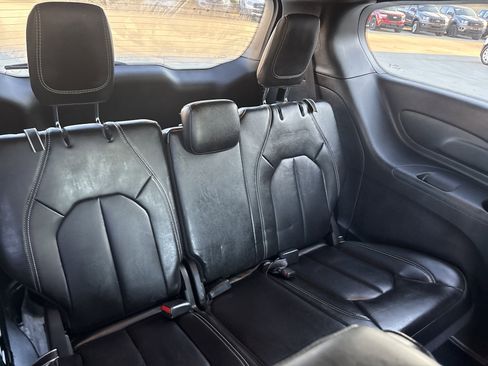 Used 2025 Chrysler Pacifica Select image 8