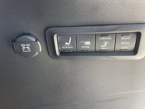 Used 2026 Chrysler Pacifica Pinnacle FWD image 9