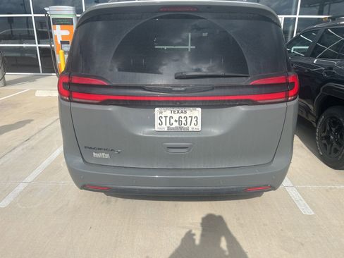 Used 2023 Chrysler Pacifica Touring-L w/ S Appearance Package FWD image 5