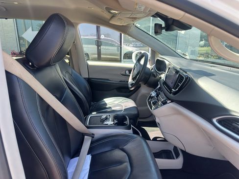 Used 2022 Chrysler Pacifica Touring-L FWD image 10