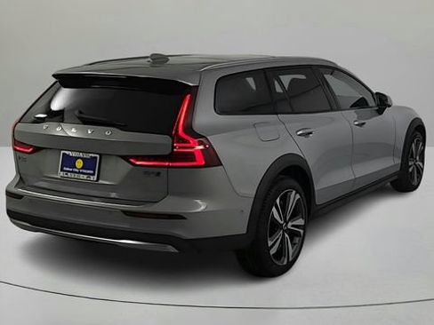 Certified 2026 Volvo V60 B5 Cross Country Plus w/ Climate Package AWD/4WD image 4