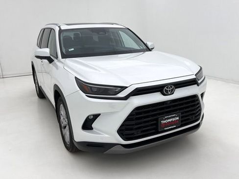 Used 2024 Toyota Grand Highlander AWD image 3