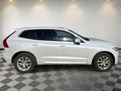Used 2018 Volvo XC60 T5 Momentum w/ Vision Package image 2