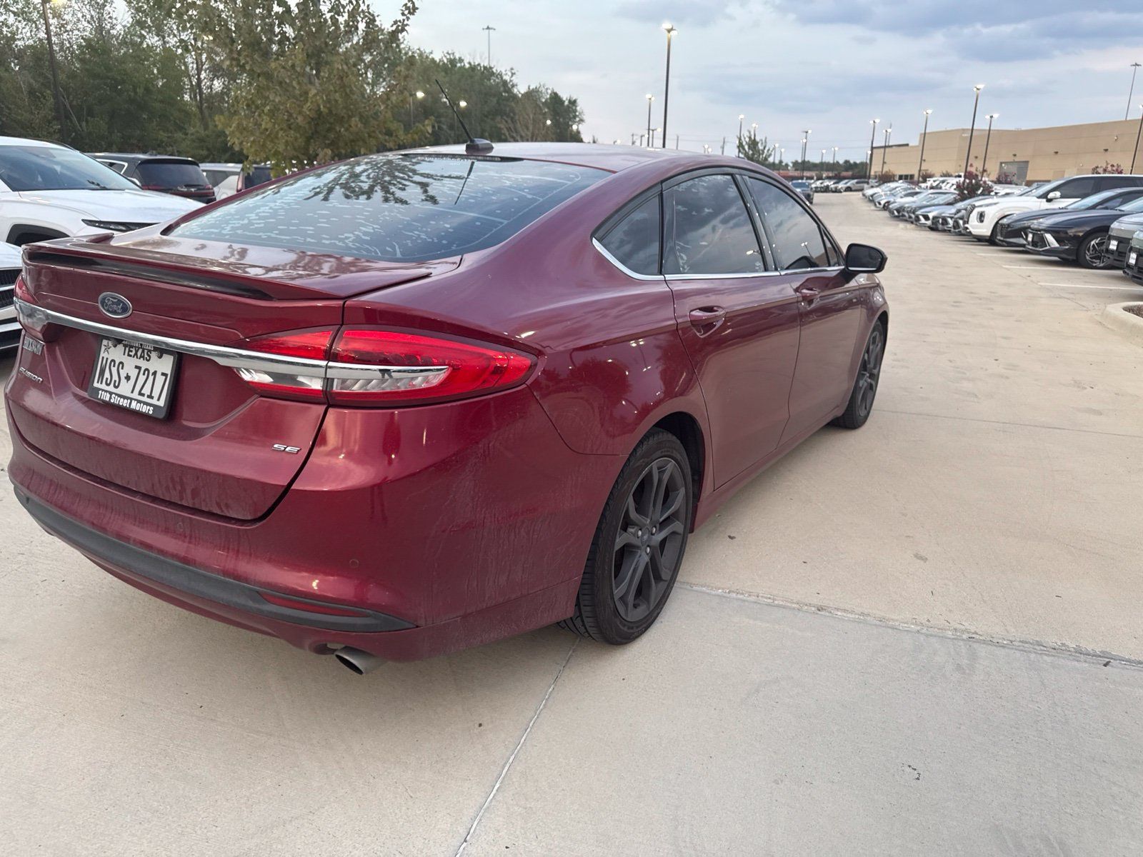 Used 2018 Ford Fusion SE w/ Equipment Group 201A FWD image 3
