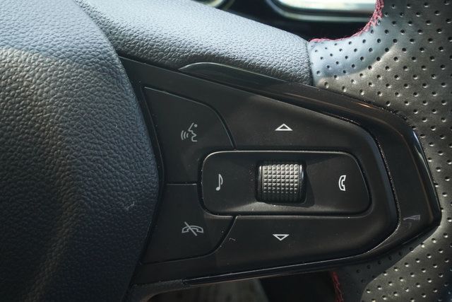 Used 2025 Chevrolet Trax RS FWD image 14
