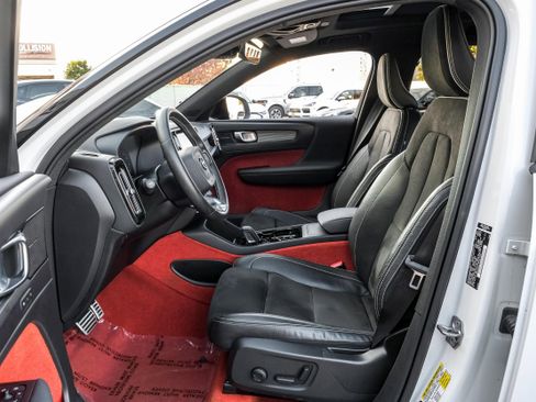 Used 2021 Volvo XC40 T4 R-Design image 3