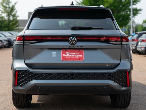 Used 2026 Volkswagen Tiguan SE R-Line AWD/4WD image 4