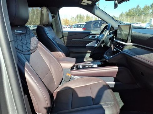 Used 2025 Ford Explorer Platinum w/ LUX Leather Package image 7