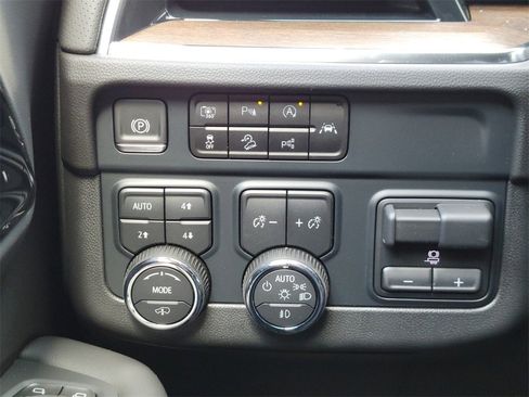 New 2025 Chevrolet Suburban High Country image 23