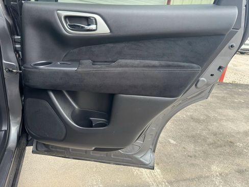 Used 2015 Nissan Pathfinder S image 14