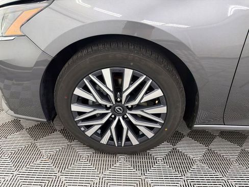 Used 2024 Nissan Altima 2.5 SV FWD image 12