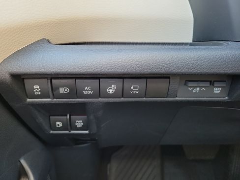 Used 2023 Toyota Sienna Platinum FWD image 27