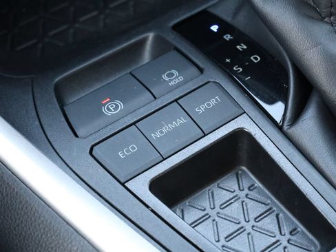 Used 2025 Toyota RAV4 XLE FWD image 23