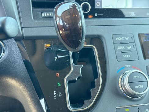 Used 2020 Toyota Sienna Limited Premium w/ Carpet Mat Package FWD image 21