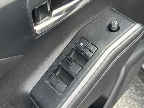 Used 2020 Toyota Highlander XLE FWD image 19