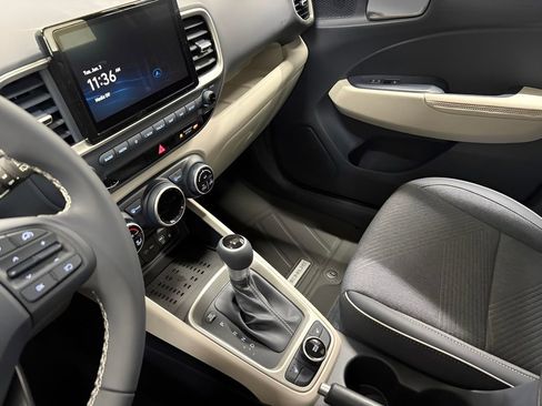 Used 2025 Hyundai Venue Limited FWD image 12